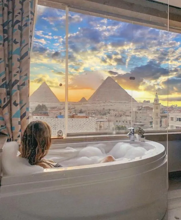 Executive Suite Panoramic Pyramids View & Jacuzzi