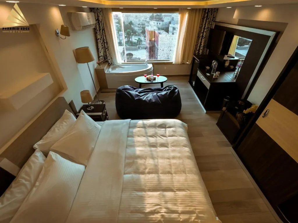 Executive Suite Panoramic Pyramids View & Jacuzzi
